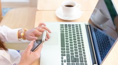 Polícia upozorňuje na falošné SMS, podvodníci ich posielajú v mene bánk