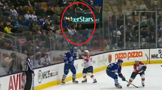 Pánik vyhodil hokejku do hľadiska. Dostal 10 minút, ale chlapcovi urobil radosť