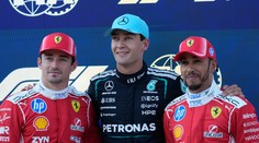 Mercedes opäť ovládol kvalifikáciu zásluhou Russella. Verstappen sa ocitol mimo trate