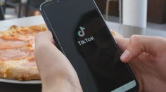 Na TikToku sa opäť šíri nebezpečná výzva s tabletkami. Malá dávka vám môže poškodiť pečeň, veľká dokonca zabiť