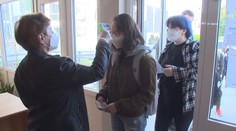 Učeniu cez počítač je po pol roku koniec. V piatich okresoch sa do lavíc vrátili stredoškoláci