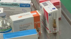 Vakcína alebo nebezpečný chemický koktejl? Covidoví pacienti potrebujú obrovské kvantá liekov