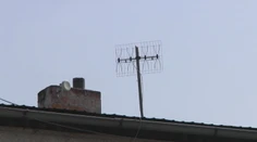 Tragická nehoda v Sobranciach: Muža zabil elektrický prúd, keď si chcel nastaviť anténu