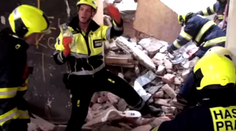 Dramatické video: Pražskí hasiči zverejnili zábery zo zásahu v zrútenej budove