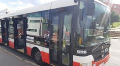 Vodič vyzval cestujúceho aby si nasadil rúško, on od hnevu rozbil dvere