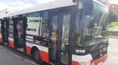 Vodič vyzval cestujúceho aby si nasadil rúško, on od hnevu rozbil dvere