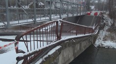 Prekvapivý pohľad v Trstenej na Orave. V centre mesta sa prepadol starý most