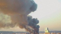 Neďaleko Eiffelovej veže horel jeden z najväčších závodov na recykláciu odpadu. Bolo počuť aj výbuchy