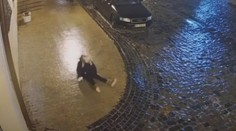 VIDEO: Poľadovica zmenila Kyjev na obrovské klzisko. Ľudia išli do práce aj po štvornožky