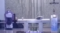 VIDEO: Poľský kňaz poúčal veriacich, čím ho majú pohostiť, keď im príde po Vianociach požehnať