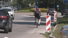 Cyklisti sú spokojní, šoféri sa obávajú. Nové cyklotrasy v Michalovciach vodičom zúžia cestu