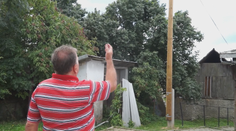 Zo dňa na deň mu na pozemku vyrástla poriadna opacha. Chcel sa jej zbaviť, ale nepochodil