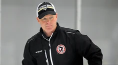 Devils má najmladšieho trénera v NHL