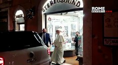 Pápež prekvapil okoloidúcich. Z Vatikánu si odbehol do obchodu