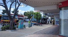 Otrasný útok v Brisbane. Muž podpálil vodiča autobusu (†29)