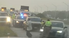 Hrdinský čin policajta: Odsunul muža a nechal sa zraziť namiesto neho