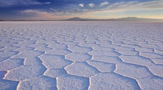 Desaťročia fascinujú turistov aj filmárov. Vedci zistili, ako vzniká „prírodné puzzle“ na soľných pláňach