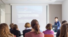 Ministerstvo školstva chce klepnúť po prstoch firmám, ktoré predávajú záverečné práce