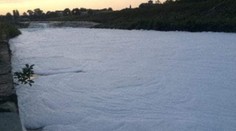 Na Hrone vo Zvolene pláva hustá biela pena. Preverujú to inšpektori aj policajti