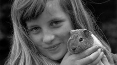 Spoznali ste ju? Z tohto dievčatka vyrástla jedna z najobľúbenejších celebrít