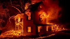 Kalifornskí hasiči bojujú s desiatkou veľkých lesných požiarov