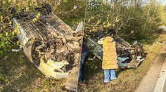 Vážna nehoda na východe Slovenska. Auto zostalo prevrátené v priekope