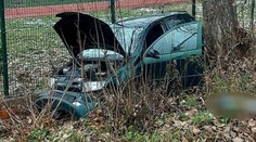 Vodič v Banskej Bystrici unikal policajtom, havaroval a na chodníku zrazil troch chodcov