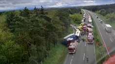 VIDEO: Pozrite si zábery na tragickú haváriu autobusu pri Malackách z paluby vrtuľníka