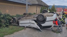 Náraz auto katapultoval do vzduchu a skončilo na streche. Pri nehode sa zranilo päť ľudí vrátane detí
