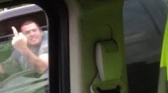 Drzý vodič ukázal žene prostredník a vzápätí havaroval. To bolo smiechu