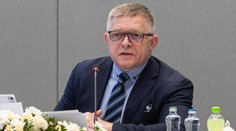 Ficov príchod na výjazdové rokovanie sprevádzala potýčka. Do konfliktu sa dostal podporovateľ vlády a jej odporcovia