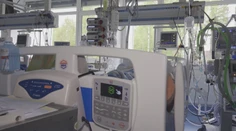 Zapínajú pľúcne ventilátory a pripravujú ďalšie lôžka. Situácia v nemocniciach sa zhoršuje