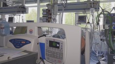 Zapínajú pľúcne ventilátory a pripravujú ďalšie lôžka. Situácia v nemocniciach sa zhoršuje