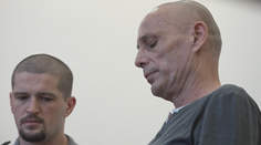 Svoju družku polial benzínom a zapálil. Ona mu už odpustila