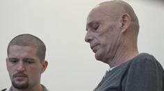 Svoju družku polial benzínom a zapálil. Ona mu už odpustila