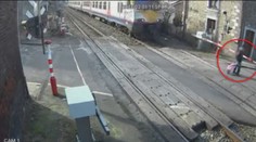 Muža od smrti delili centimetre, ignoroval rútiaci sa vlak