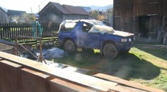 Prípad ako z grotesky. Opití kamaráti si chceli pomôcť, chytili ich policajti