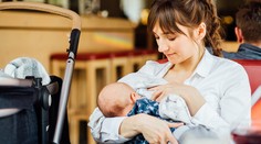 Ochrankár v banke vyhodil dojčiacu matku aj s dieťaťom na ulicu. Podľa neho sa odhaľovala