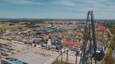 Veľké zábavné parky sa Slovensku zatiaľ vyhýbajú. Tie najväčšie u našich susedov sú iba kúsok za hranicami