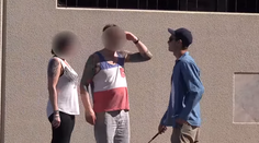 Nevidiaci muž chcel rozmeniť peniaze. Je smutné, koľkí ho okradli