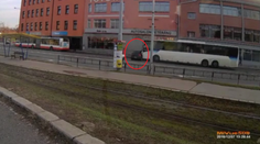 Opitý autobusár tlačil auto so ženou a dieťaťom niekoľko metrov