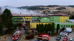 Ich útočiskom sa stala materská škôlka. Sťahovanie seniorov z vyhoreného domova dôchodcov sprevádzali slzy smútku aj radosti