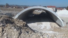 Vláda sľubuje rýchlejšie stavanie diaľnic. Opozícia varuje, že na zmenu doplatia majitelia pozemkov