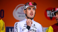 VIDEO: Vyhral vďaka ilegálnej skratke, triumf mu zobrali. Cyklista si ho však vyargumentoval naspäť