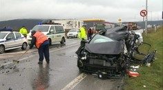 Pri zrážke autobusu s autom sa zranilo 13 ľudí, traja ťažko