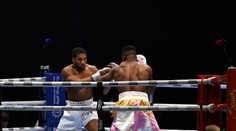 VIDEO: Očakávaný súboj sa skončil tvrdým KO. Joshua nedal šampiónovi UFC šancu