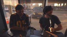 VIDEO: Desivý zážitok pri nahrávaní podcastu. Do výkladu kaviarne, za ktorým sedeli youtuberi, vletelo auto