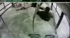 Minúty hrôzy: V Turecku sa zrútil autobus do priehrady, cestujúcich zaliala voda