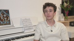 Poznáte ho z obľúbeného seriálu Sľub. Ondreja Kandráča mladšieho učí herectvo zodpovednosti