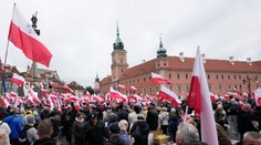 Tisíce ľudí vo Varšave pochodovali proti migrácii. Premiér Tusk označil opozičný protest za fiasko